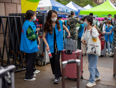 我校喜迎3617名2022级省内新生入学报到