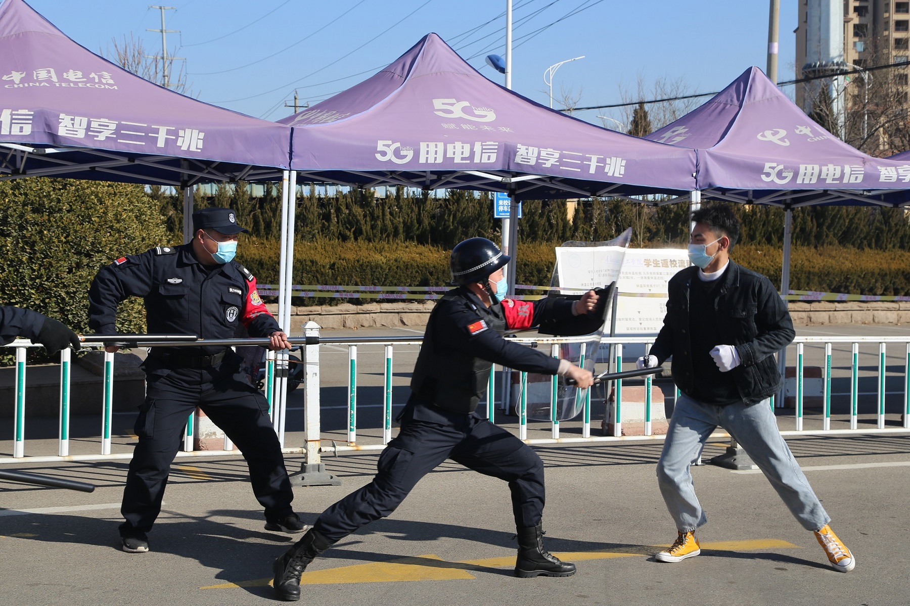 青岛工学院开展反恐防暴演练