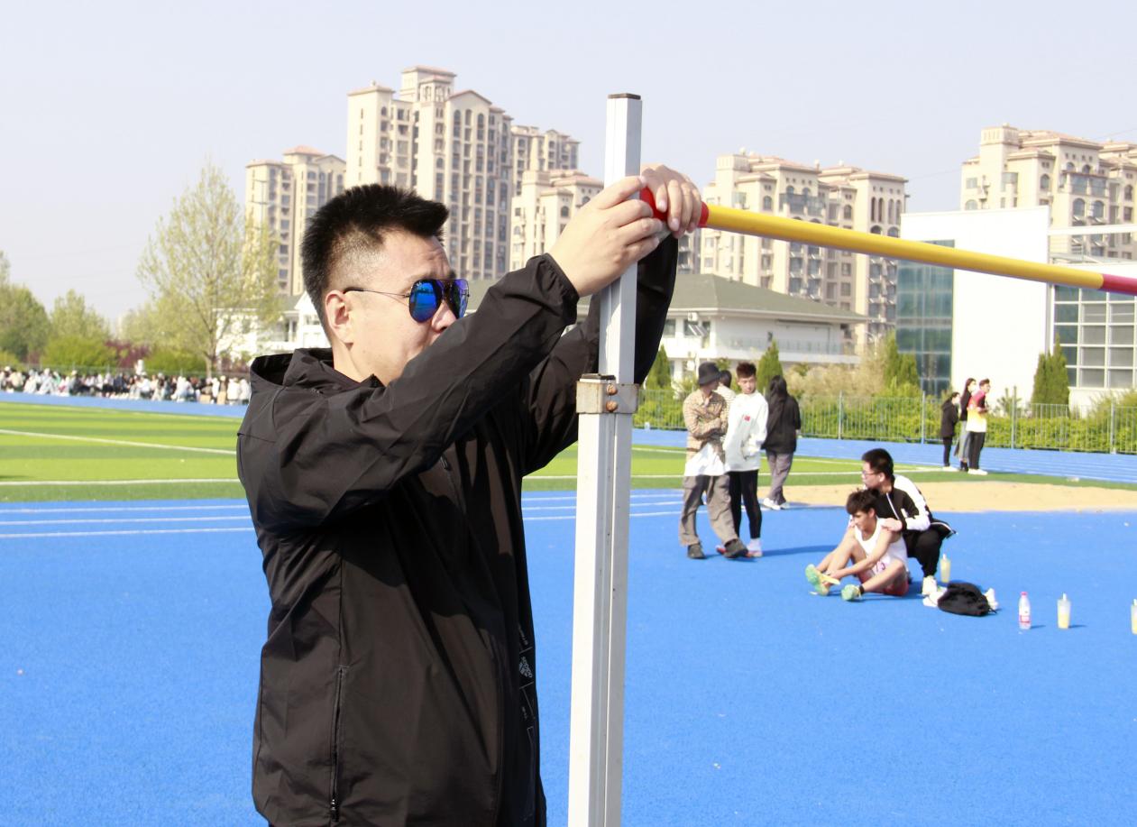 追求卓越，展青工风采——青岛工学院学生春季运动会裁判工作实录