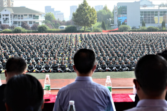 青岛工学院新生用军训成果展向祖国告白！