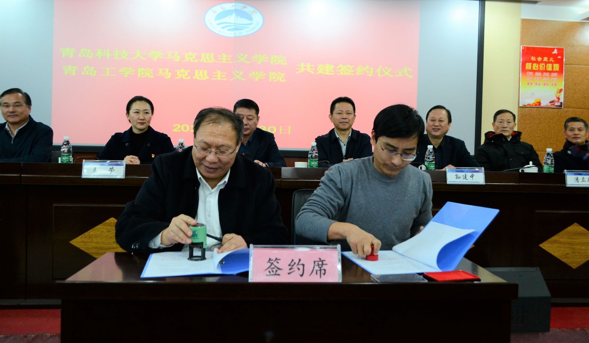 《人民日报》打造思政教育体系新模式,青科大与青岛工学院签约共建马克思主义学院 《人民日报》打造思政教育体系新模式,青科大与青岛工学院签约共建马克思主义学院