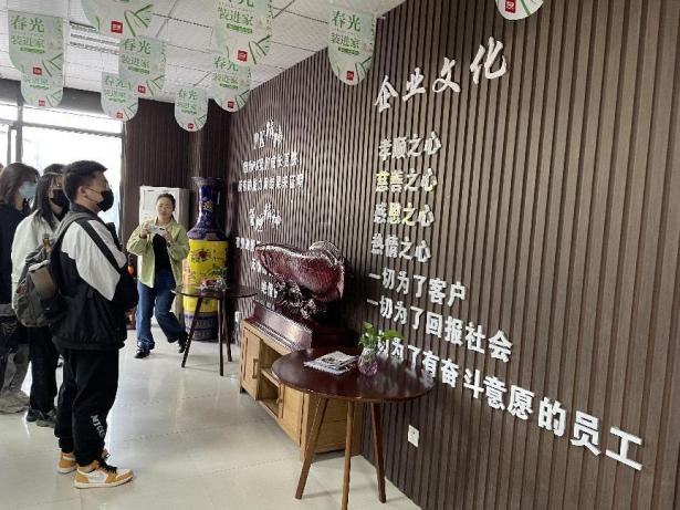设计艺术与传媒学院师生参观华谊家具集团 设计艺术与传媒学院师生参观华谊家具集团