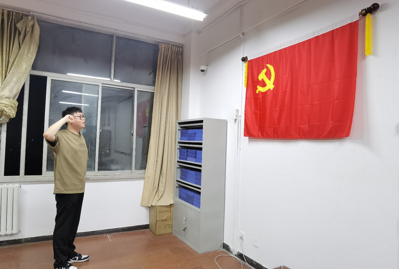 重温入党誓词 传承红色基因 重温入党誓词 传承红色基因