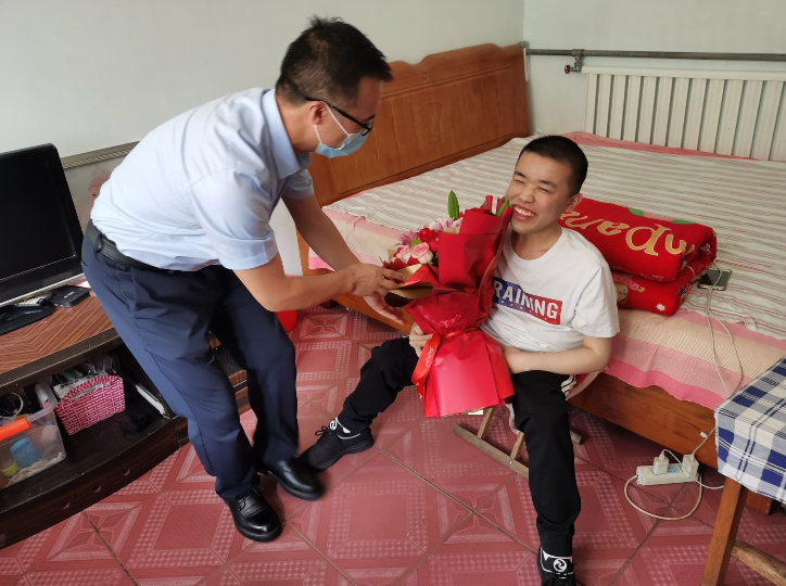《学习强国》校园文化|青岛工学院:一个都不能少 农家院里现特殊毕业典礼 《学习强国》校园文化|青岛工学院:一个都不能少 农家院里现特殊毕业典礼