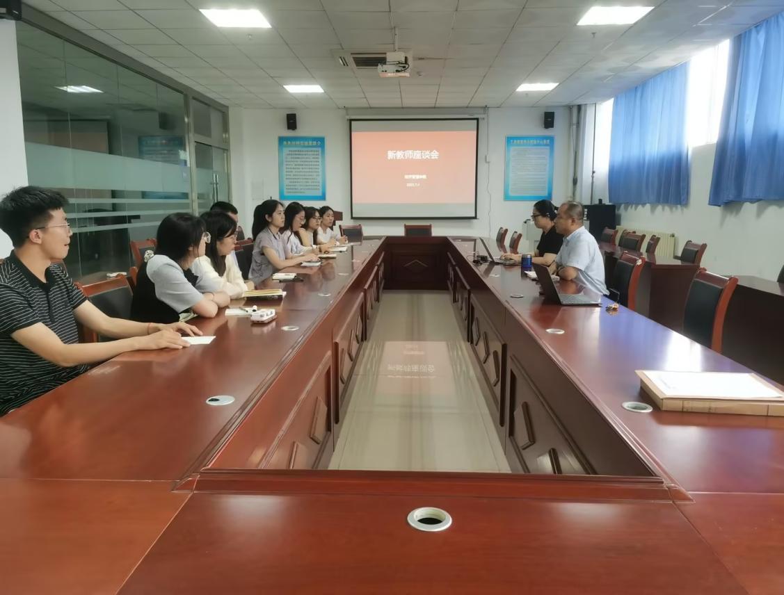 经济管理学院召开新入职教师座谈会 经济管理学院召开新入职教师座谈会