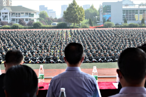 青岛工学院新生用军训成果展向祖国告白! 青岛工学院新生用军训成果展向祖国告白!